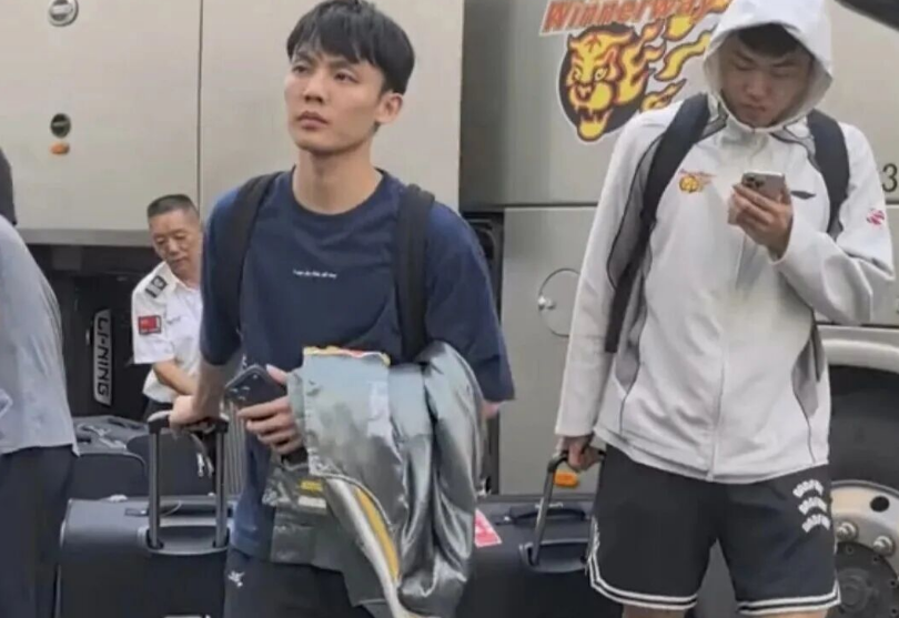 小金体育app下载-广东男篮今日早报！主场球票遭遇哄抢，杜峰指导或主动变阵，徐昕入选中国男篮